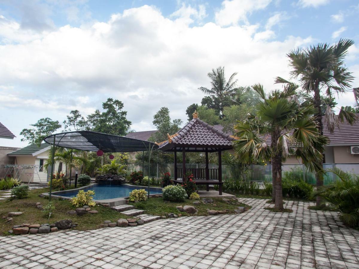 Reddoorz Plus Near Banyuwangi Airport Buitenkant foto
